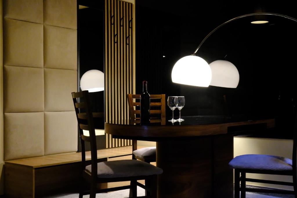 a bar with a table and chairs and a lamp at City Apartment Getta in Krakow