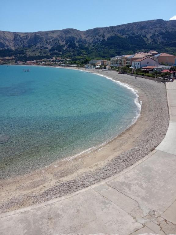 Luftaufnahme eines Strandes mit blauem Wasser in der Unterkunft Apartment Vida A2 in the old Part of Baska in Baška