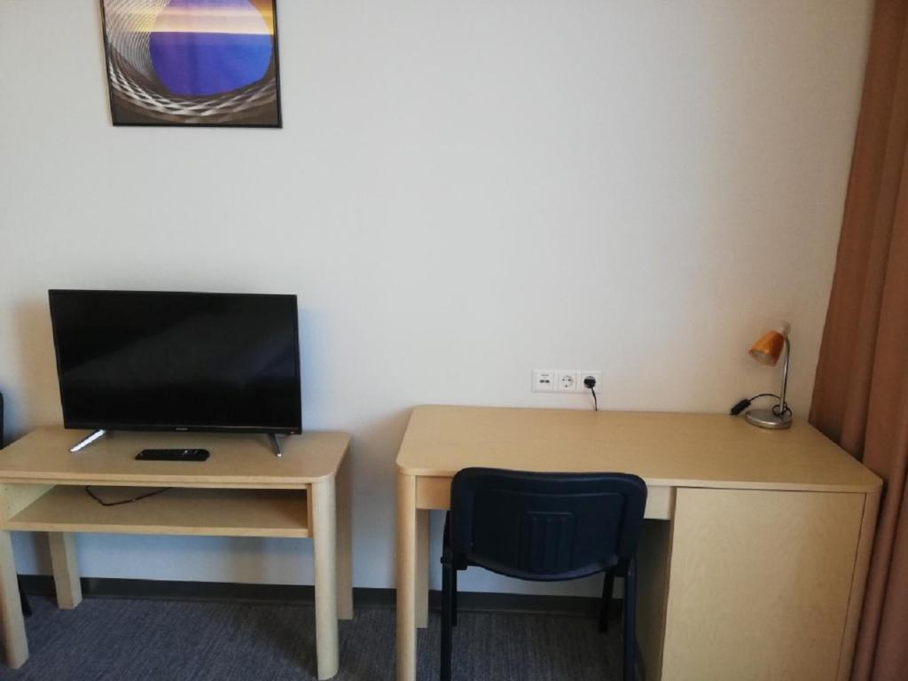 TV a/nebo společenská místnost v ubytování Zaliasis slenis - Self check-in hotel - Free parking