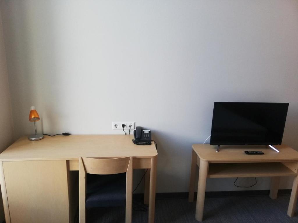 TV a/nebo společenská místnost v ubytování Zaliasis slenis - Self check-in hotel - Free parking