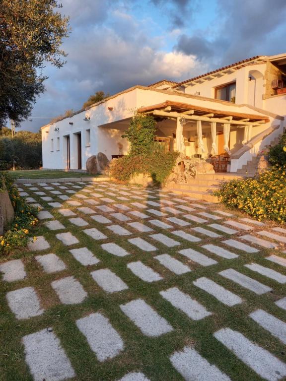 een huis met een geruite binnenplaats ervoor bij Li Petri Manni in Olbia