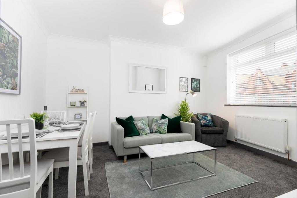 - un salon avec un canapé et une table dans l'établissement Modern and Pristine House near the Town Centre, à Darlington