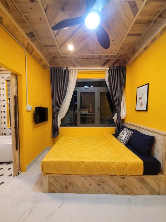 Giường trong phòng chung tại Lightning House