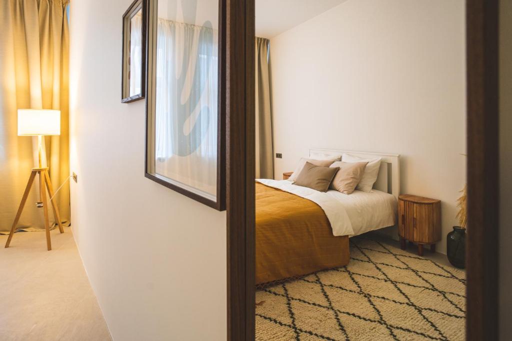 um quarto com uma cama e um espelho em Old Town Apartment em Kaunas