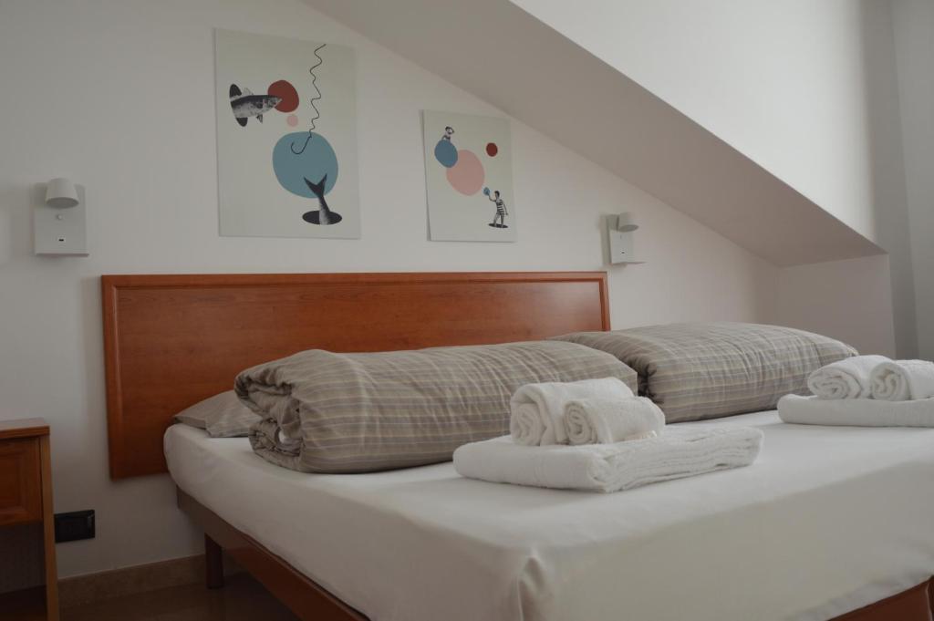 una camera da letto con 2 asciugamani bianchi su un letto di Isolabella a Foce Varano