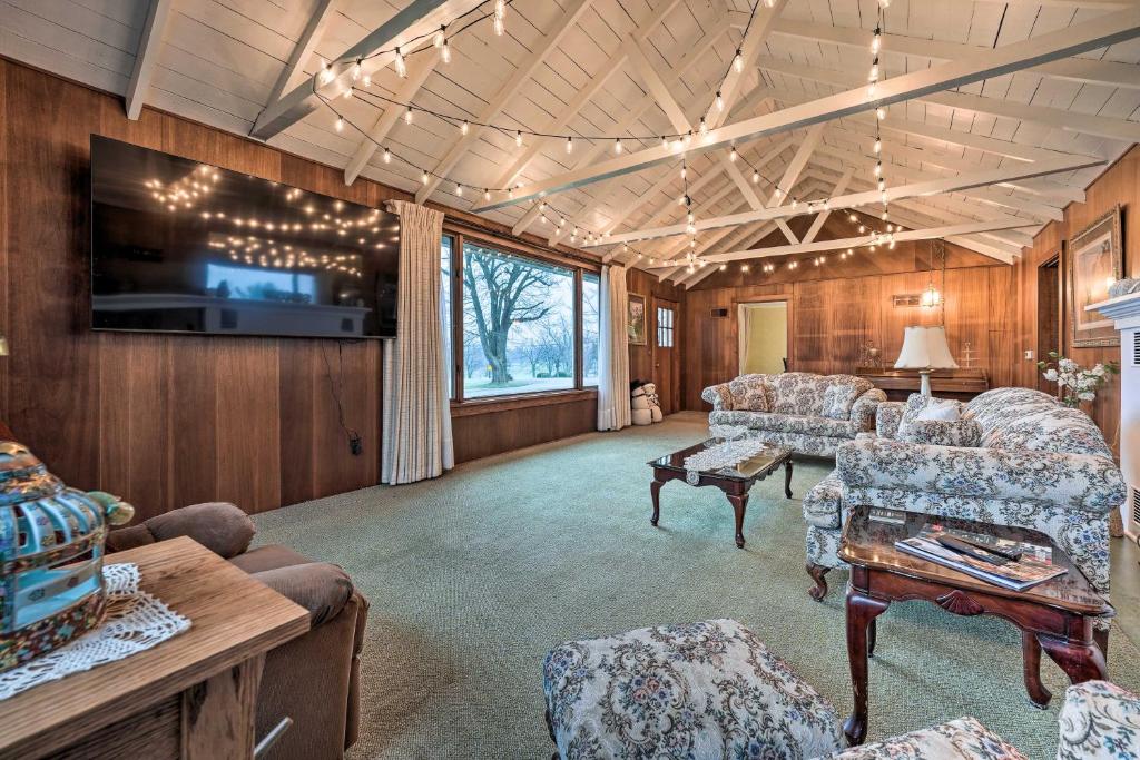 ein großes Wohnzimmer mit Sofas und einem TV in der Unterkunft Cozy Hillsdale Home about 1 Mi to Baw Beese Lake! in Hillsdale