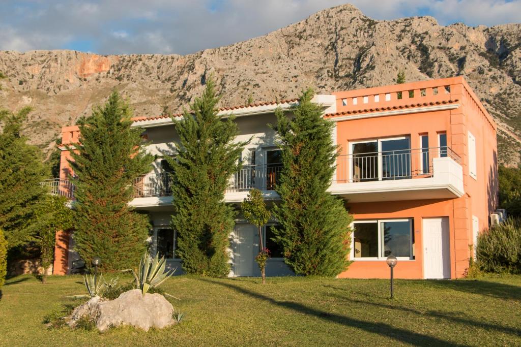 Nespecifikovaný výhled na hory nebo výhled na hory při pohledu z hotelu