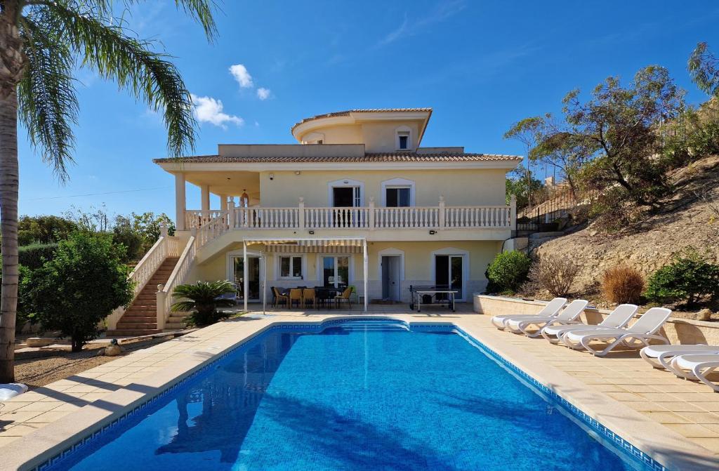 een villa met een zwembad voor een huis bij Casa Gran Mirador - Ruime vakantie villa met groot privé zwembad 8-14 pers in Alicante