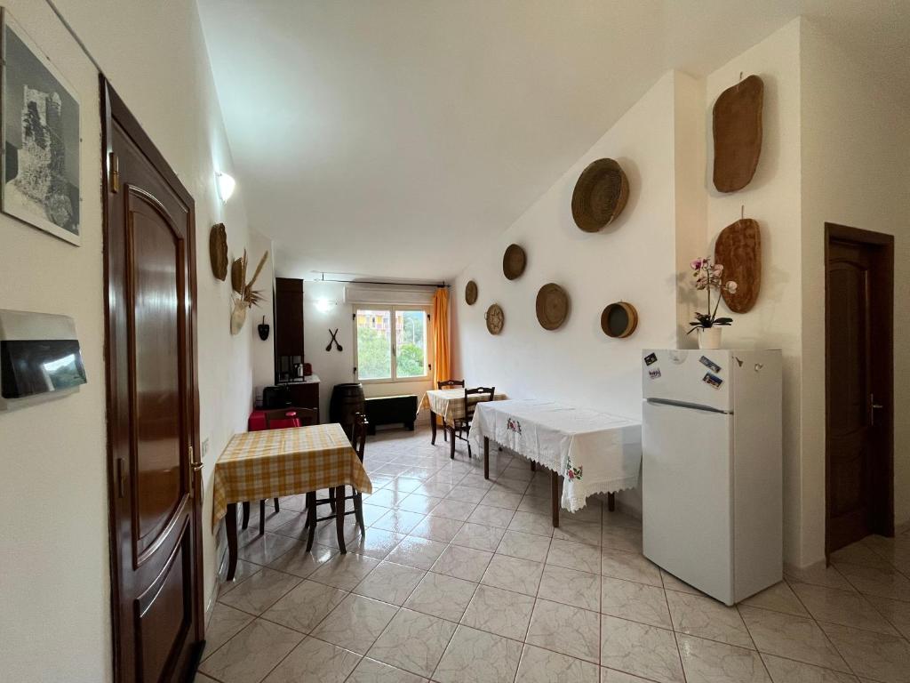 穆拉韋拉的住宿－B&B I Fenicotteri，厨房以及带冰箱和桌子的客厅。