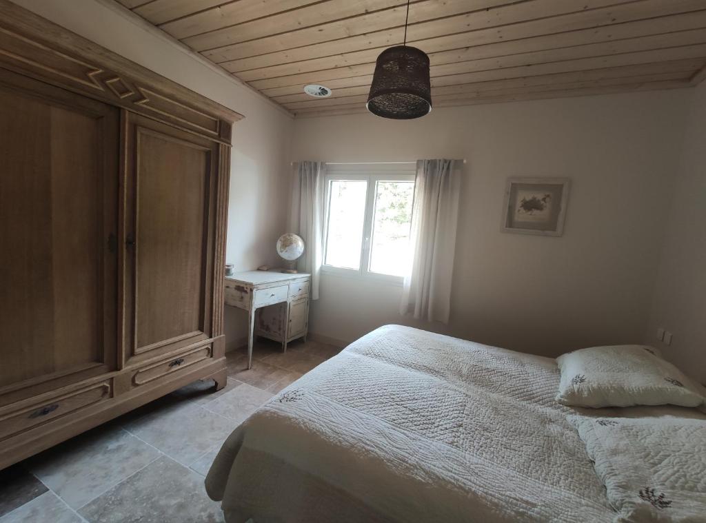 Łóżko lub łóżka w pokoju w obiekcie La Bernardière du Ventoux 2