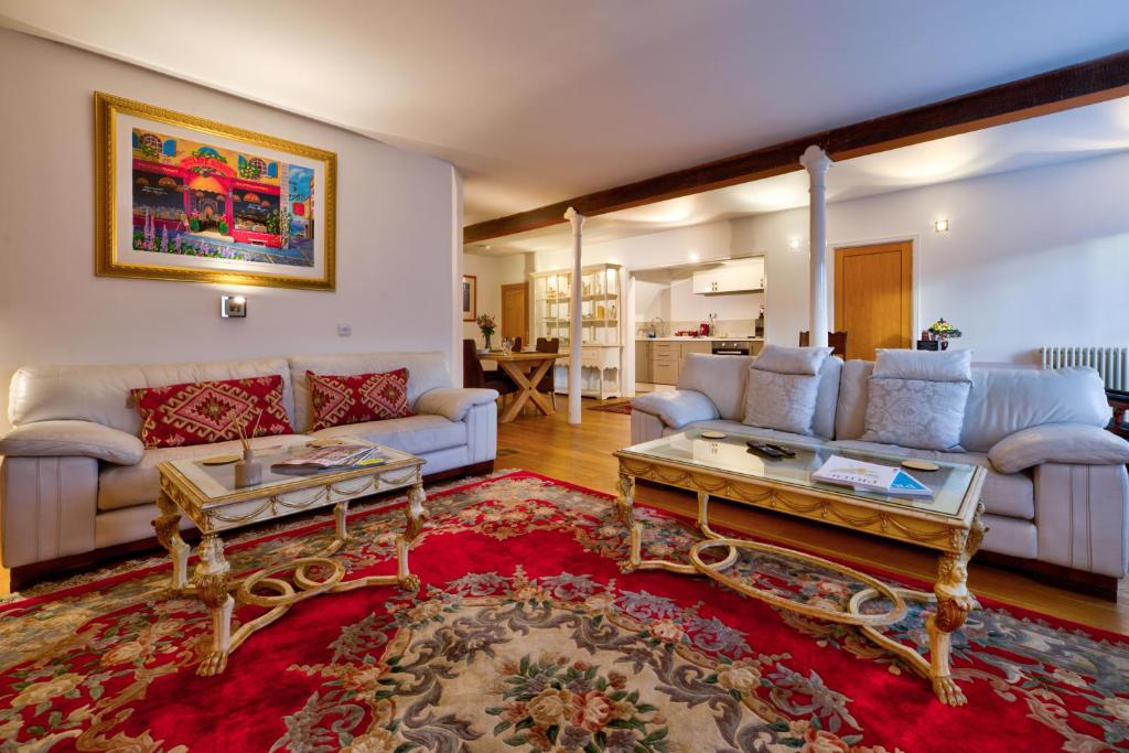 a living room with couches and a rug at Luxury Stamford Centre Apartment 2Bed - The Old Seed Mill C in Stamford