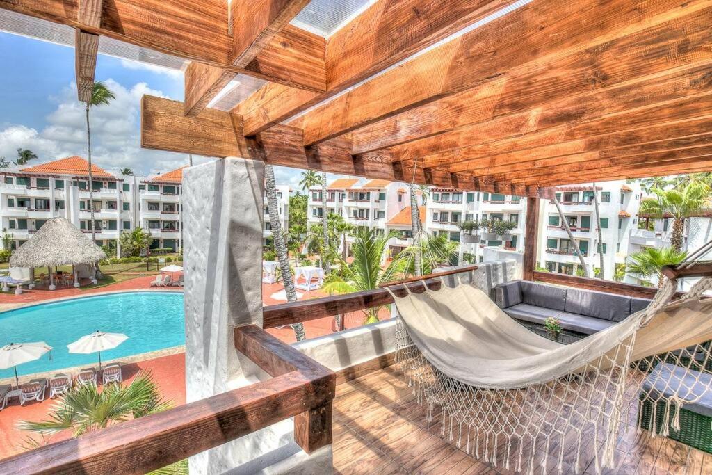 - un hamac sur le balcon d'un complexe avec piscine dans l'établissement Ultra Cosy 2 Bedroom Beach Apartment - K-302, à Punta Cana