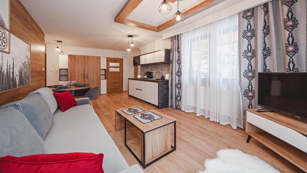 Televízia a/alebo spoločenská miestnosť v ubytovaní Apartamenty Sun & Snow Resorts C Białka Tatrzańska z sauną