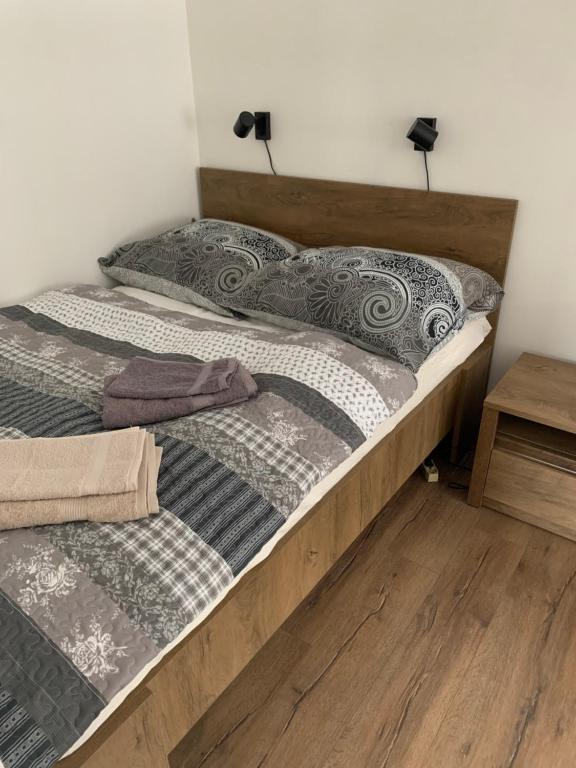 科熱諾夫的住宿－APARTMENT OWL，卧室设有两张单人床,铺有木地板。
