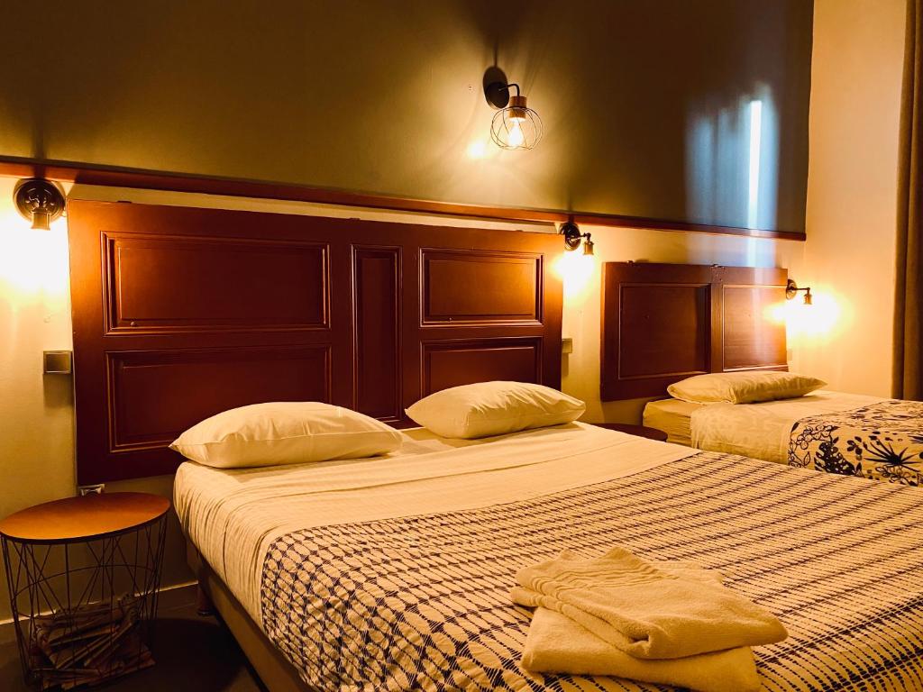 Postel nebo postele na pokoji v ubytování Hotel Le Midi Clermont-Cournon