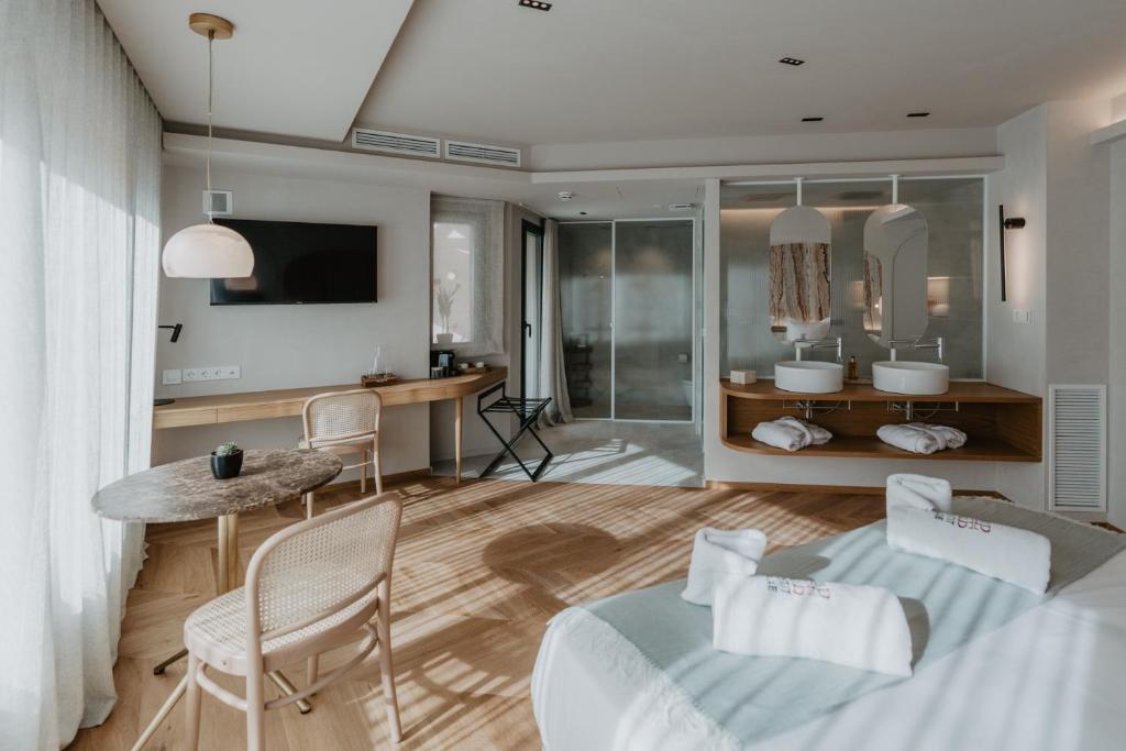 Televízia a/alebo spoločenská miestnosť v ubytovaní Hotel Petit Luxe