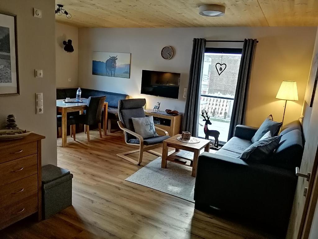 Televízia a/alebo spoločenská miestnosť v ubytovaní Hoamatgfühl
