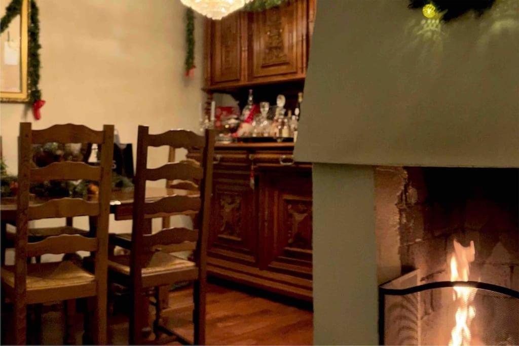 um quarto com um bar com cadeiras e uma lareira em Oslo City Apartment em Oslo