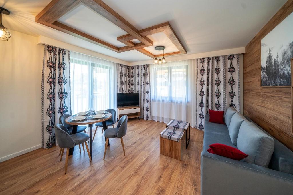 Televízia a/alebo spoločenská miestnosť v ubytovaní Apartamenty Sun & Snow Resorts C Białka Tatrzańska z sauną