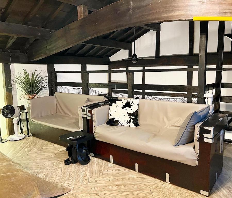 Posezení v ubytování ENSO Residence 古民家一棟貸切宿 東近江市五個荘 ペット可 定員6名