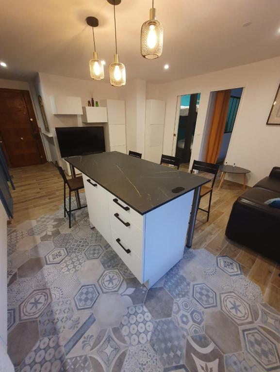 salon z wyspą w środku pokoju w obiekcie Le Thiou - Apartment for 4 people 5 minutes from the center w Annecy