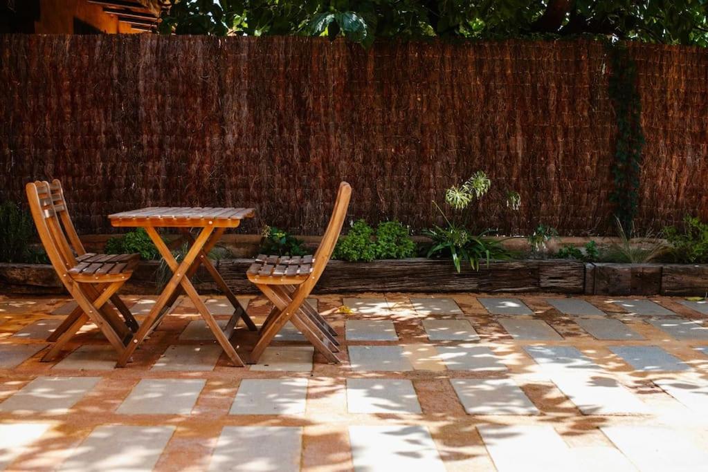 Vonkajšia záhrada v ubytovaní LAS GLICINIAS casa rural en el campo