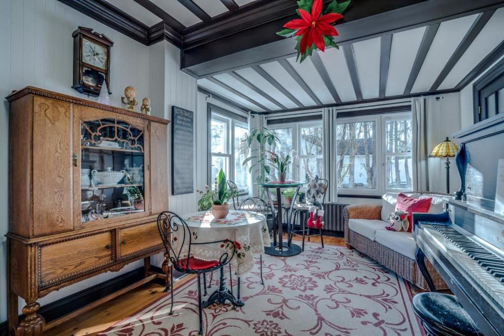 Posezení v ubytování Om Chalet 3 avec spa et accès au fleuve