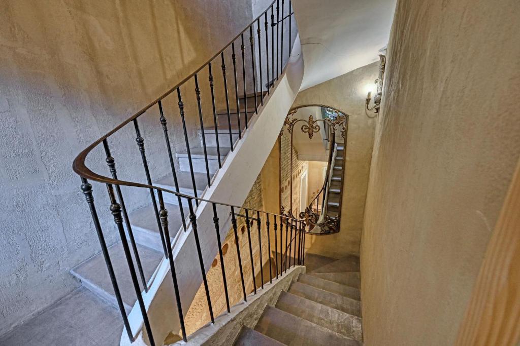Fotografia z galérie ubytovania Au cœur des Papes, dans bâtisse de charme studios & appartements en cœur de ville v Avignone
