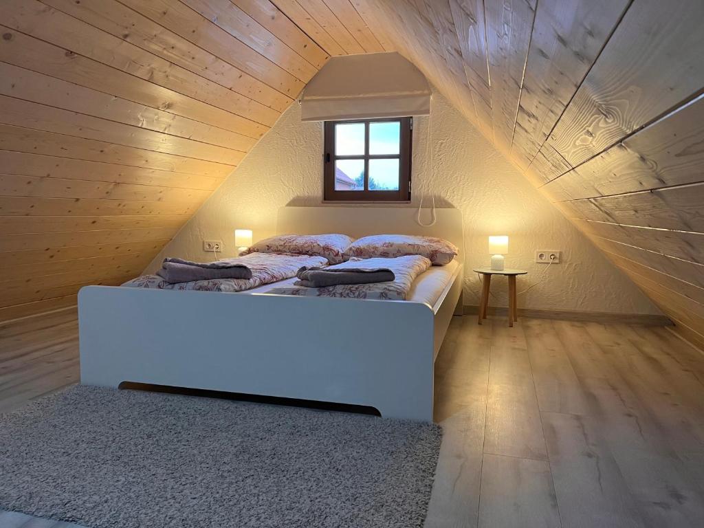 2 camas num quarto no sótão com tecto em madeira em Prés-Lak em Tarján