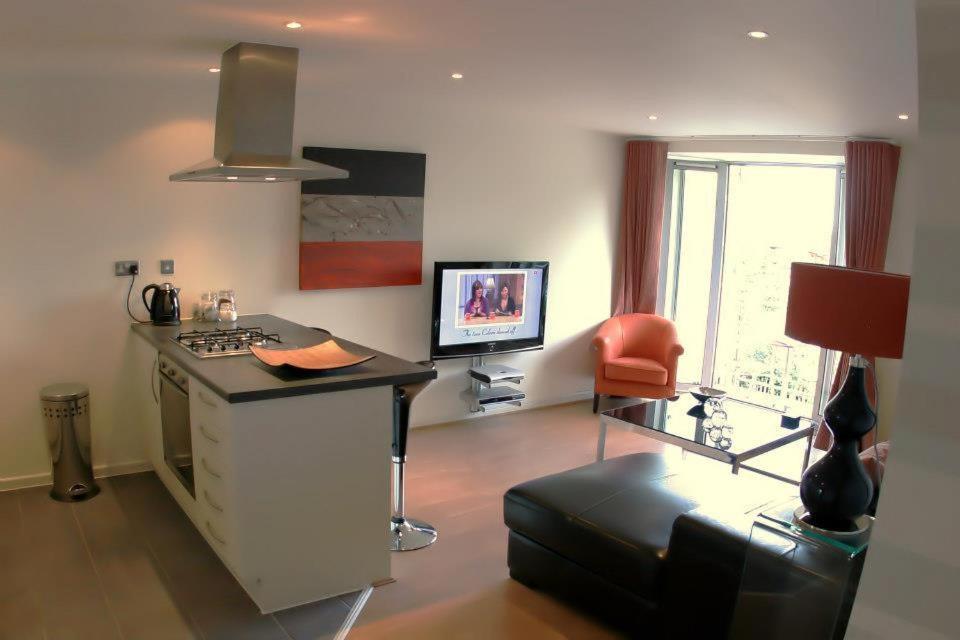 sala de estar con escritorio y silla en Chelmsford Serviced Apartments, en Chelmsford