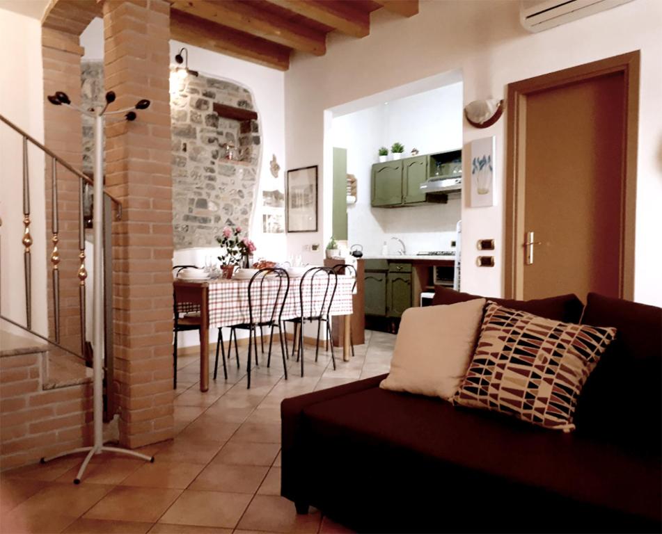 un soggiorno e una cucina con divano e tavolo di Casa di Simone a Como
