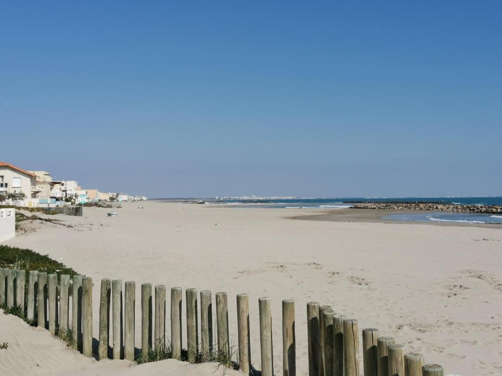 35 euros pour aller à la plage : la fin des parkings gratuits fait des  vagues à Carnon
