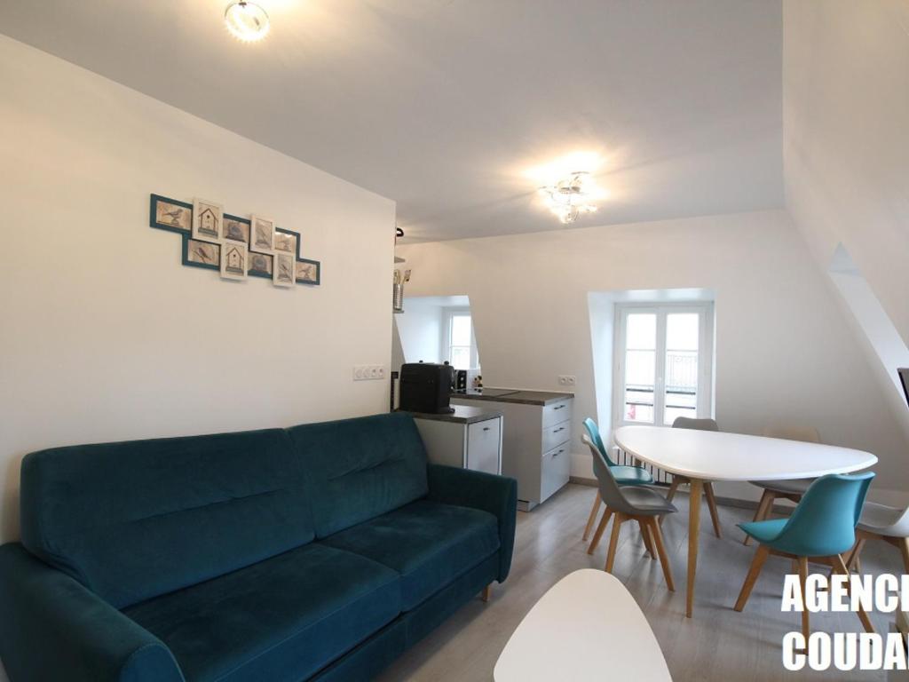 un salon avec un canapé et une table dans l'établissement Appartement T3 au Mont-Dore, hyper centre, proche thermes, bien équipé, max 4 pers, petit chien ok. - FR-1-608-227, à Le Mont-Dore