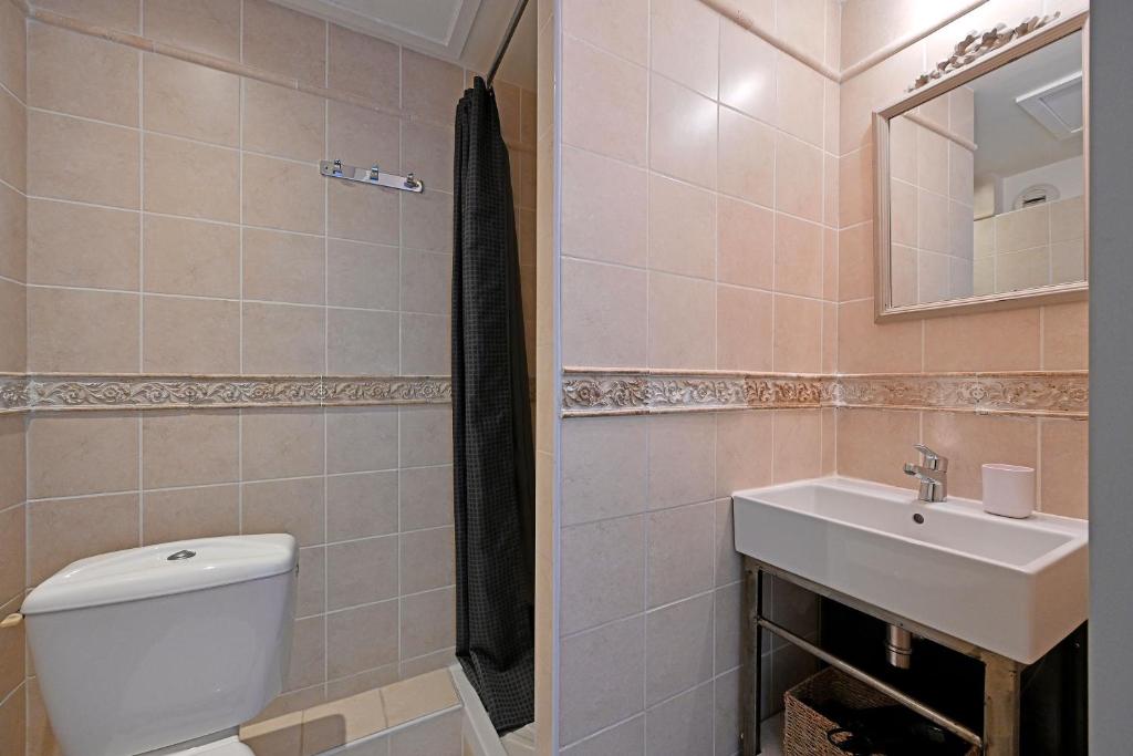 Kúpeľňa v ubytovaní Au cœur des Papes, dans bâtisse de charme studios & appartements en cœur de ville