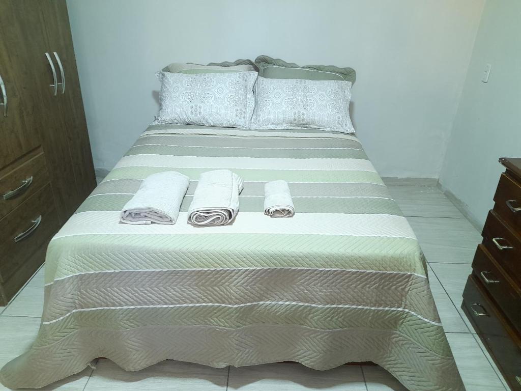 Een bed of bedden in een kamer bij QUITINETE DO AMORIM