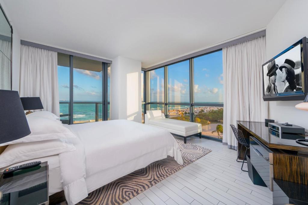 1 dormitorio con cama blanca y vistas al océano en Oceanfront Private Residence at W South Beach -828, en Miami Beach
