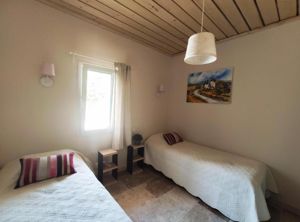 Łóżko lub łóżka w pokoju w obiekcie La Bernardière du Ventoux 2