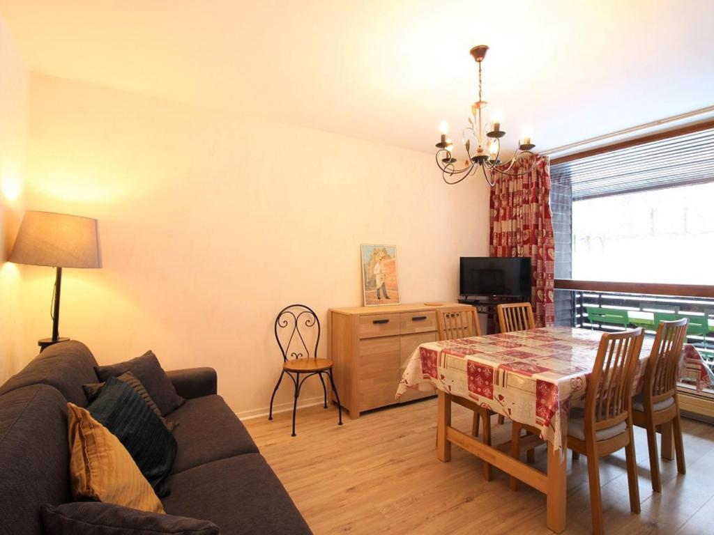 un salon avec un canapé et une table dans l'établissement Mont-Dore: T2 avec Balcon, Parking Couvert, 4 pers. - FR-1-608-109, à Le Mont-Dore