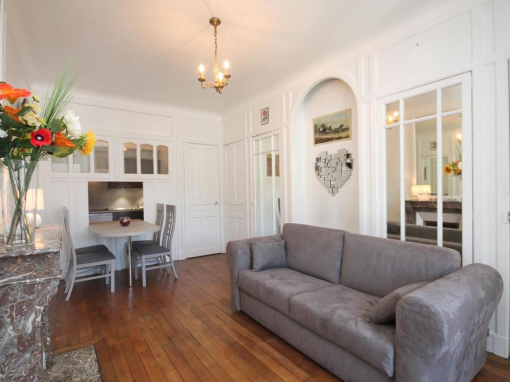 un salon avec un canapé et une table dans l'établissement Mont-Dore : Beau T2 Hyper Centre avec Wifi - FR-1-608-126, à Le Mont-Dore