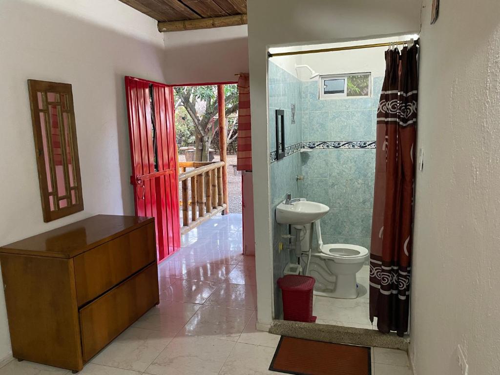 Habitación con baño con lavabo y aseo. en Sisio Hostal, en Palomino