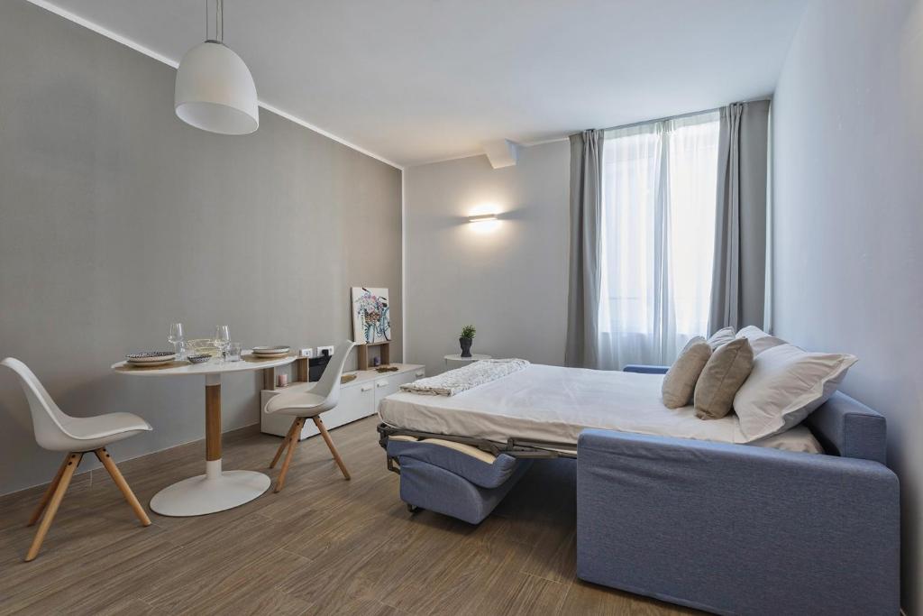 een slaapkamer met een bed, een tafel en een stoel bij Comfort studio in Brignole de Ferrari by Wonderful Italy in Genua
