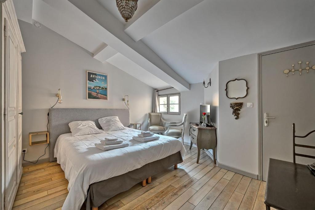 Posteľ alebo postele v izbe v ubytovaní Au cœur des Papes, dans bâtisse de charme studios & appartements en cœur de ville