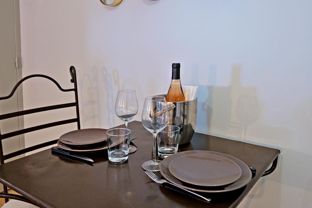Nápoje v ubytovaní Au cœur des Papes, dans bâtisse de charme studios & appartements en cœur de ville