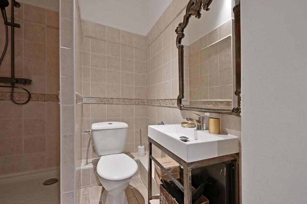Kúpeľňa v ubytovaní Au cœur des Papes, dans bâtisse de charme studios & appartements en cœur de ville