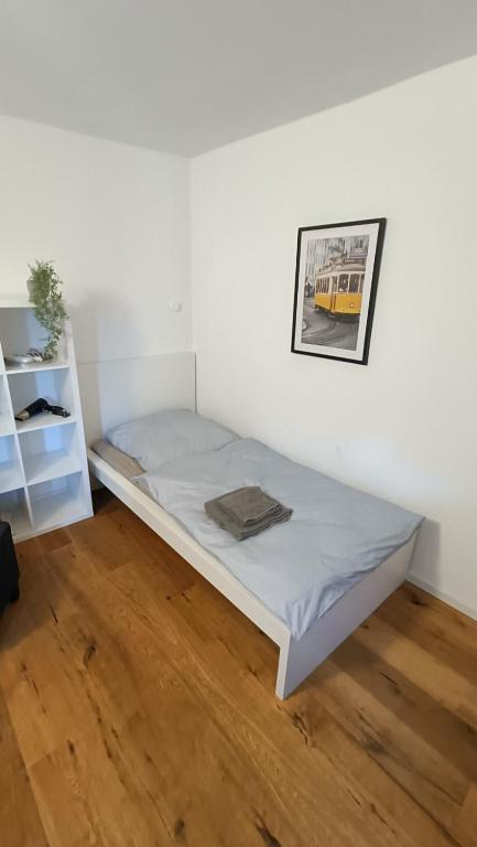Postel nebo postele na pokoji v ubytování Apartments & möblierte Zimmer in Kahl am Main, kontaktloser Self Check-in, W-Lan, Schreibtisch, Duschbad, Küchenzeile, PKW-Plätze