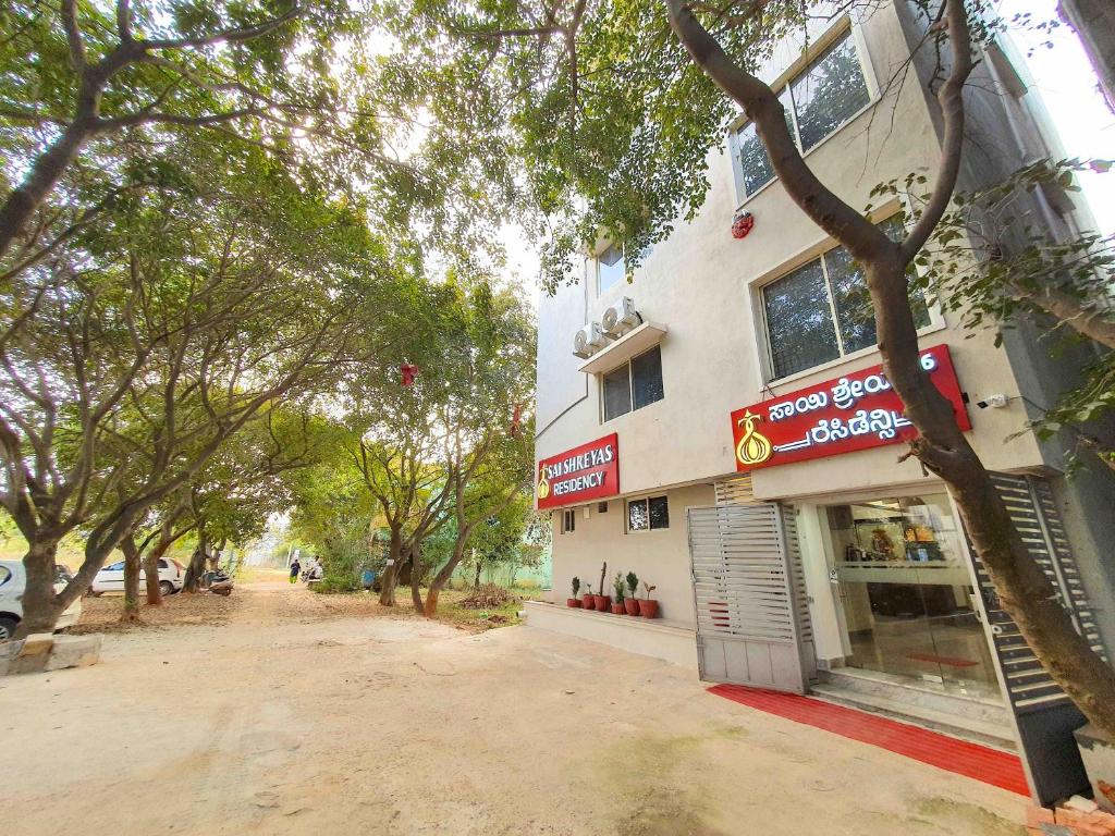 um edifício com uma loja ao lado de uma rua em Sai Shreyas Residency, Best Hotel near Bangalore Airport em Bangalore