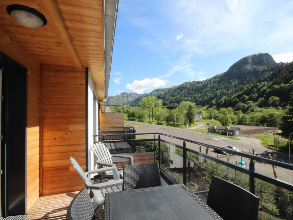 einen Balkon mit Blick auf die Berge in der Unterkunft Bel appartement T3 avec WiFi et parking, Mont-Dore - FR-1-608-13 in Le Mont-Dore