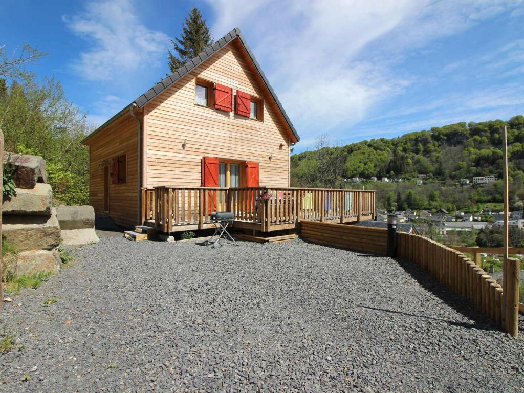 een groot huis met een groot terras en een hek bij Chalet Mont-Dore, 5 pièces, 8 personnes - FR-1-608-15 in Le Mont-Dore