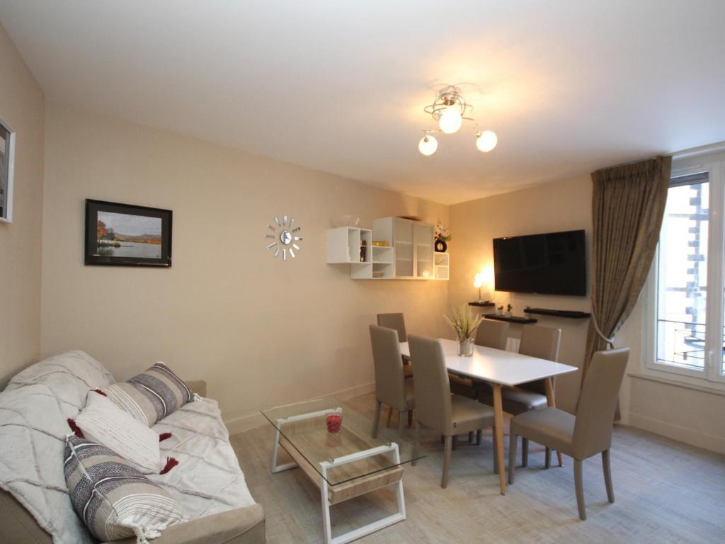ein Wohnzimmer mit Sofa und Tisch in der Unterkunft Le Mont-Dore - Charmant T3 en plein centre-ville avec accès WiFi, proche thermes et commodités - FR-1-608-28 in Le Mont-Dore