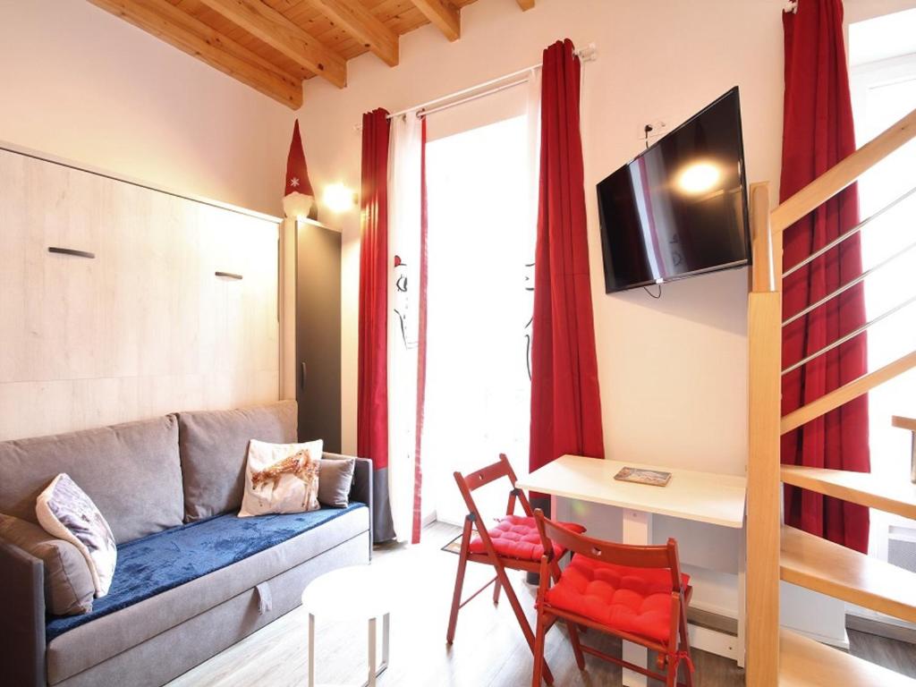 sala de estar con sofá y mesa en Appartement Mont-Dore, 2 pièces, 4 personnes - FR-1-608-68, en Le Mont-Dore